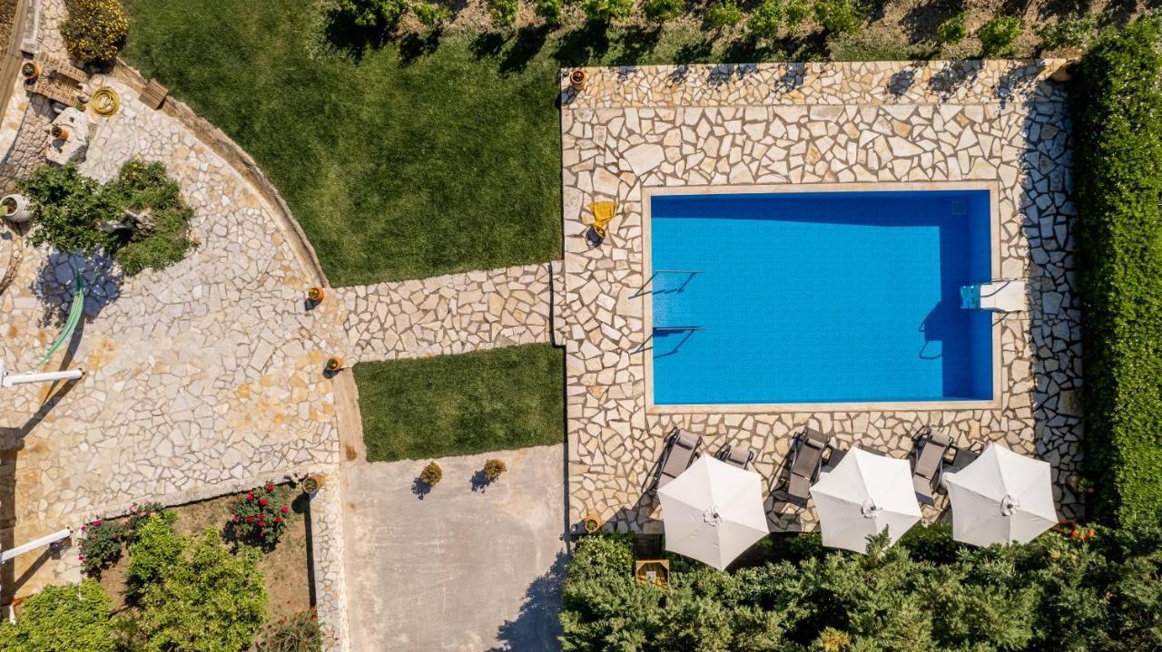 Villa In Pietra Kalamaras Makhairádhon Exterior photo